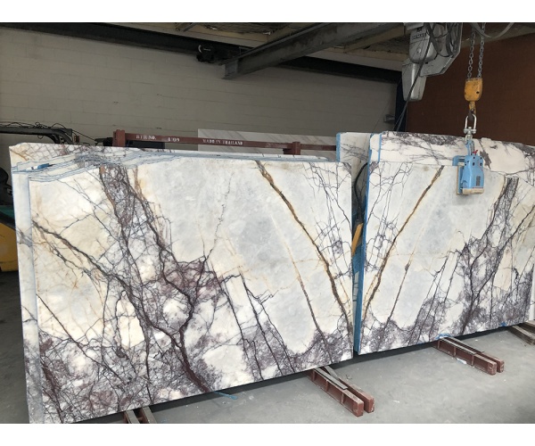 bookmatched_new_york_marble_gold_slabs